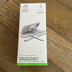 NIB Belkin  portablee wireless charger pad W/ Magsafe Special Editionion